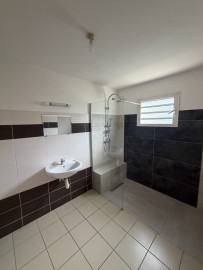 
                                                                                        Location
                                                                                         Maison 75m² Salazie – 810€/mois