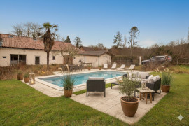 
                                                                                        Vente
                                                                                         Maison 8 pièces