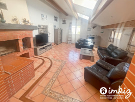 
                                                                                        Vente
                                                                                         Maison 8 pièces avec piscine et entrepôt