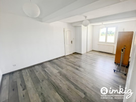 
                                                                                        Vente
                                                                                         Maison 8 pièces avec piscine et entrepôt