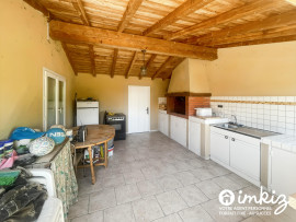 
                                                                                        Vente
                                                                                         Maison 8 pièces avec piscine et entrepôt