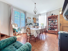 
                                                                                        Vente
                                                                                         Maison avec potentiel d'agrandissement et grand terrain à 10