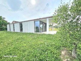 Vente
Maison contemporaine avec toiture végétalisée.