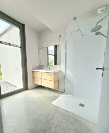Vente
Maison contemporaine avec toiture végétalisée.