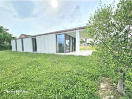 Vente
Maison contemporaine avec toiture végétalisée.