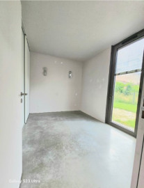 Vente
Maison contemporaine avec toiture végétalisée.