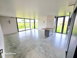 Vente
Maison contemporaine avec toiture végétalisée.
