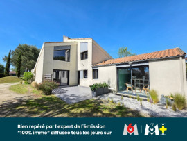 
                                                                                        Vente
                                                                                         MAISON D’ARCHITECTE AVEC PISCINE – VOLUMES EXCEPTIONNELS & CADRE PRIVILÉGIÉ A 10mn DE L OCEAN