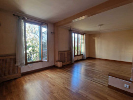
                                                                                        Vente
                                                                                         Maison d’habitation avec jardin, box, et ssol
