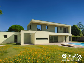 Vente
                                                                                Maison d'architecte de 206m² - piscine et brasero