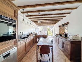 
                                                                                        Vente
                                                                                         Maison de caractère 253m2, proche Brécey - 30 min Mont Saint