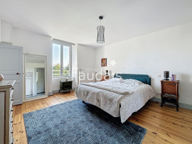 
                                                                                        Vente
                                                                                         Maison de caractère 253m2, proche Brécey - 30 min Mont Saint