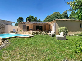 
                                                                                        Vente
                                                                                         Maison de plain pied avec jardin et piscine