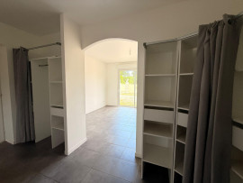 
                                                                                        Vente
                                                                                         Maison de standing ; 5 chambres; Vue dégagée/calme