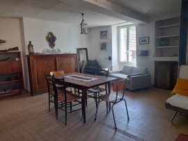 
                                                                                        Vente
                                                                                         Maison de village étonnamment grande dans une rue