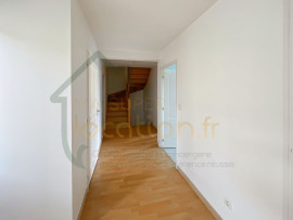 
                                                                                        Location
                                                                                         Maison de ville de 5 chambres, proches des commodités