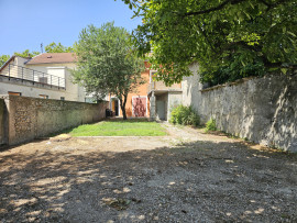 
                                                                                        Location
                                                                                         Maison de ville T4, surface au sol 92.83m² avec jardin. Calme et commodités à proximité.