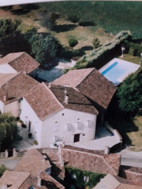 
                                                                                        Vente
                                                                                         MAISON EN PIERRES BLANCHES AVEC JARDIN ET PISCINE