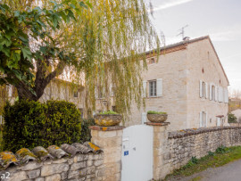 
                                                                                        Vente
                                                                                         MAISON EN PIERRES BLANCHES AVEC JARDIN ET PISCINE