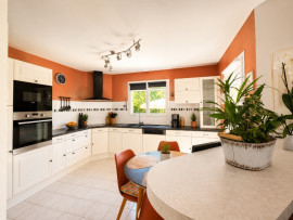 
                                                                                        Vente
                                                                                         Maison familiale 122 m² de plain-pied – 3 chambres + bureau – Terrain 1 500 m² piscinable – À 15 min de Bergerac