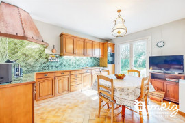 Vente
Maison familiale avec beau jardin paysagé