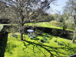 Vente
Maison familiale avec beau jardin paysagé