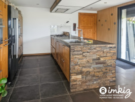 
                                                                                        Vente
                                                                                         Maison familiale avec piscine et vue d’exception