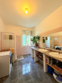 Vente
Maison familiale de 6 chambres sur vaste terrain