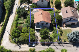 
                                                                                        Vente
                                                                                         Maison individuelle à fort potentiel sur terrain piscinable de 552 m² – Vénissieux secteur résidentiel