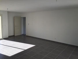 
                                                                                        Location
                                                                                         Maison jumelée dans village tranquille