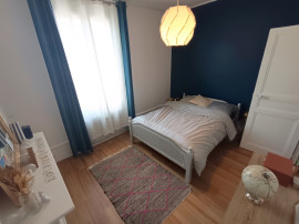 
                                                                                        Location
                                                                                         Maison meublée, T4 avec cour et véranda