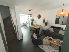 
                                                                                        Location
                                                                                         Maison meublée, T4 avec cour et véranda