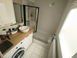 
                                                                                        Location
                                                                                         Maison meublée, T4 avec cour et véranda