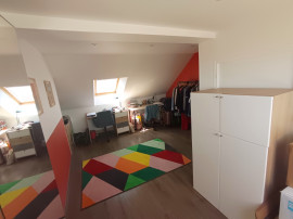 
                                                                                        Location
                                                                                         Maison meublée, T4 avec cour et véranda