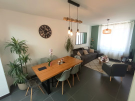 
                                                                                        Location
                                                                                         Maison meublée, T4 avec cour et véranda