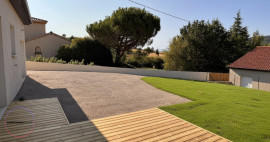 
                                                                                        Vente
                                                                                         Maison plain pied de 96 m² sur un Terrain de 739 m² avec une Vue sur les collines en face  Les points forts