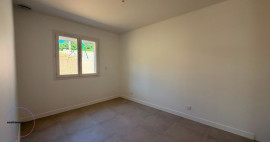 
                                                                                        Vente
                                                                                         Maison plain pied de 96 m² sur un Terrain de 739 m² avec une Vue sur les collines en face  Les points forts