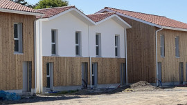 
                                                                                        Location
                                                                                         Maison neuve plein centre village.