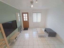 Location
Maison rénovée 1 chambre, cour.