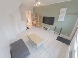 Location
Maison rénovée 1 chambre, cour.