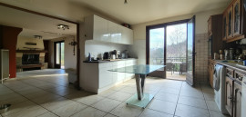 
                                                                                        Vente
                                                                                         Maison traditionnelle de T5 de 150 m² + garage sur un terrain de 1160 m²