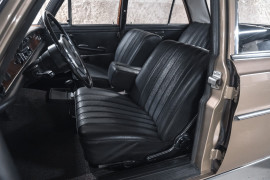 
                                                                                        Voiture
                                                                                         Mercedes 280 SE