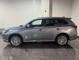 Voiture
                                                                                Mitsubishi Outlander 2.4h TwinMotor 13.8kWh 4hs SUV 5dr Petrol Plug-in Hybrid CVT 4WD Euro 6 (s/s) (209 ps)