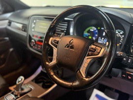 Voiture
                                                                                Mitsubishi Outlander 2.4h TwinMotor 13.8kWh 4hs SUV 5dr Petrol Plug-in Hybrid CVT 4WD Euro 6 (s/s) (209 ps)