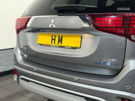 Voiture
                                                                                Mitsubishi Outlander 2.4h TwinMotor 13.8kWh 4hs SUV 5dr Petrol Plug-in Hybrid CVT 4WD Euro 6 (s/s) (209 ps)