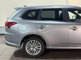 Voiture
                                                                                Mitsubishi Outlander 2.4h TwinMotor 13.8kWh 4hs SUV 5dr Petrol Plug-in Hybrid CVT 4WD Euro 6 (s/s) (209 ps)