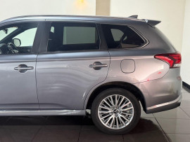 Voiture
                                                                                Mitsubishi Outlander 2.4h TwinMotor 13.8kWh 4hs SUV 5dr Petrol Plug-in Hybrid CVT 4WD Euro 6 (s/s) (209 ps)