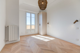 
                                                                                        Vente
                                                                                         Nice – Carré d’Or : Charmant 3 pièces de 88 m² niché au dernier étage d’une élégante résidence bourgeoise.
