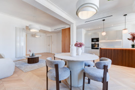
                                                                                        Vente
                                                                                         Nice – Carré d’Or : Charmant 3 pièces de 88 m² niché au dernier étage d’une élégante résidence bourgeoise.