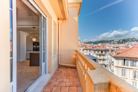 
                                                                                        Vente
                                                                                         Nice – Carré d’Or : Charmant 3 pièces de 88 m² niché au dernier étage d’une élégante résidence bourgeoise.